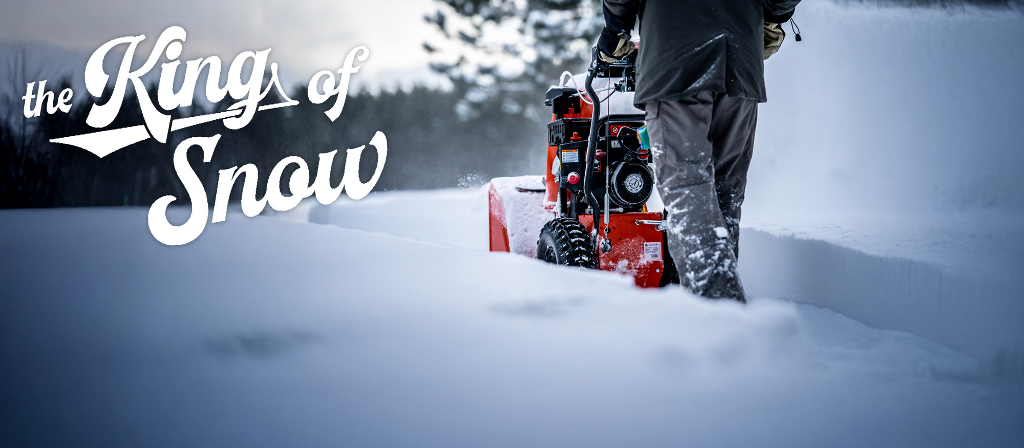 Ariens Schneefräse räumt Schnee in verschneiter Winterlandschaft