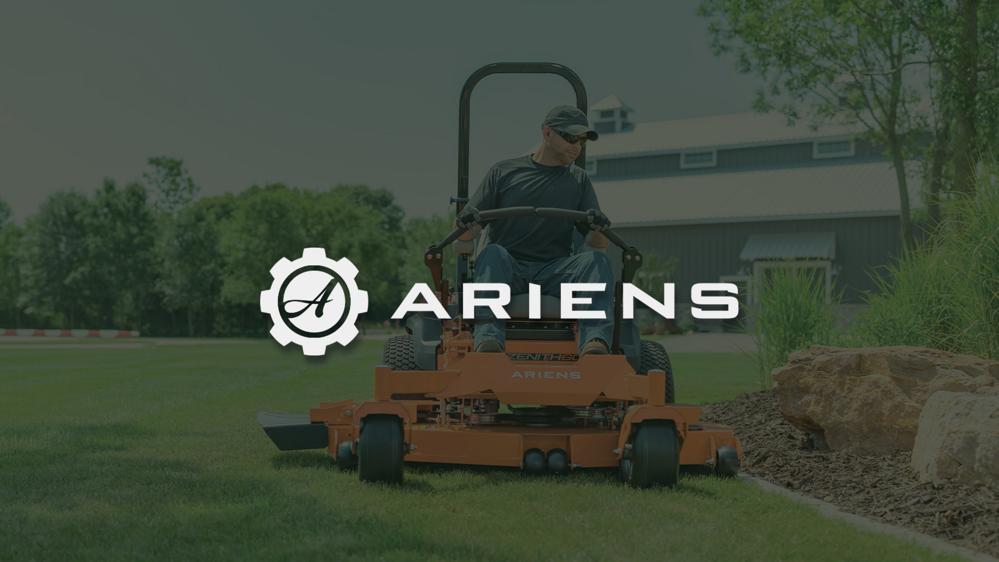 Ariens Logo mit Zero-Turn Aufsitzmäher im Hintergrund.