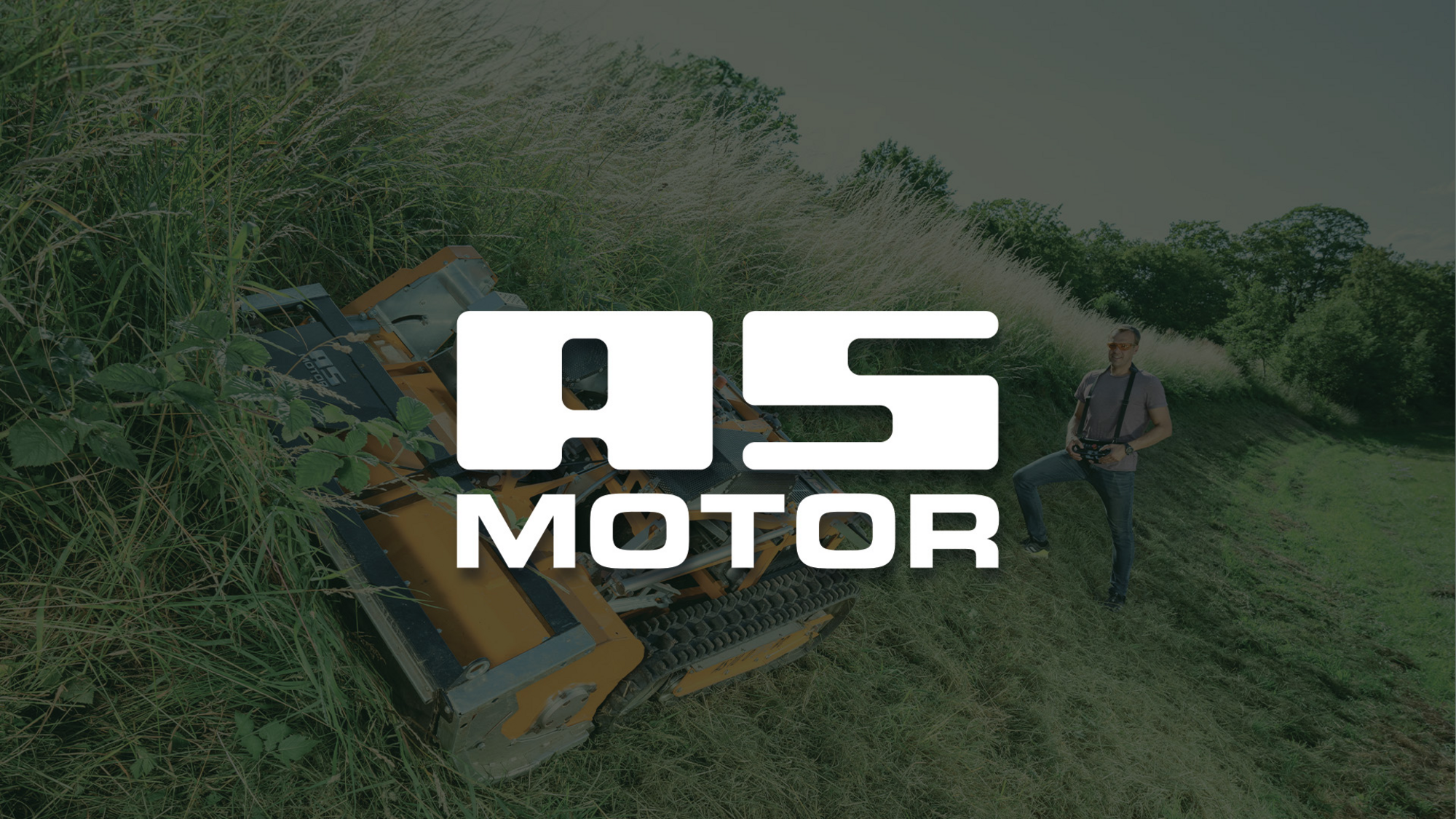 Offizielles AS-Motor Logo. AS-Motor Maschine im Hintergrund.