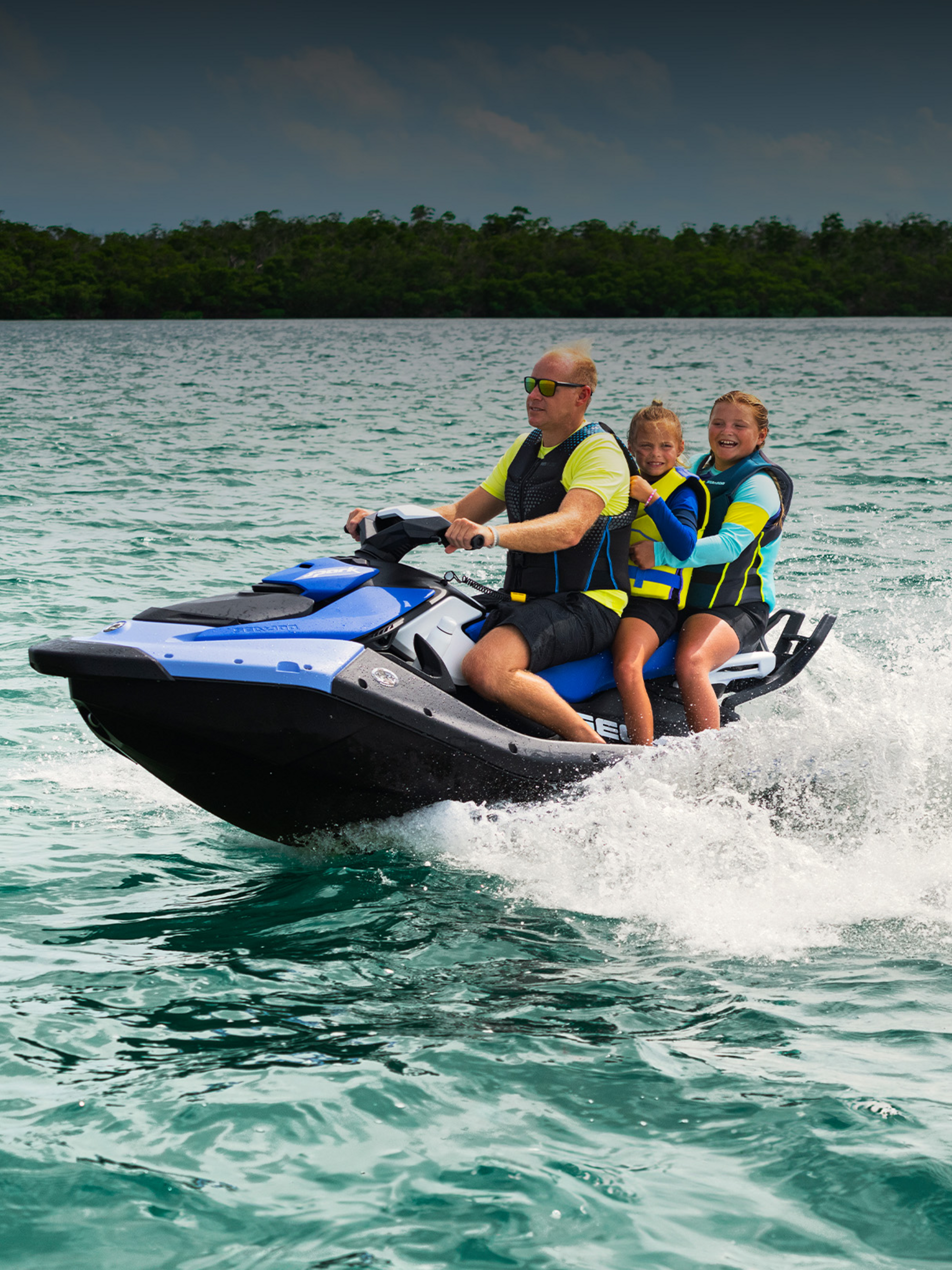 Vater mit zwei Kindern fährt mit SeaDoo.