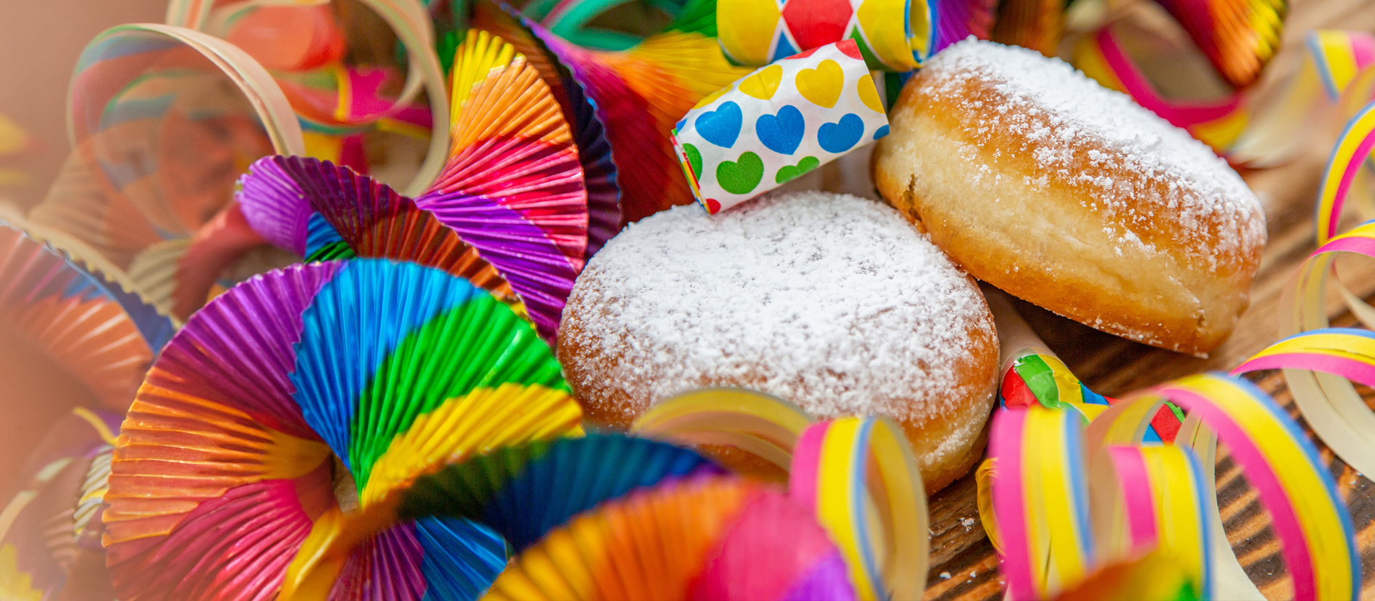 Heute ist Faschingsdienstag Faschingskrapfen auf einem Tisch.