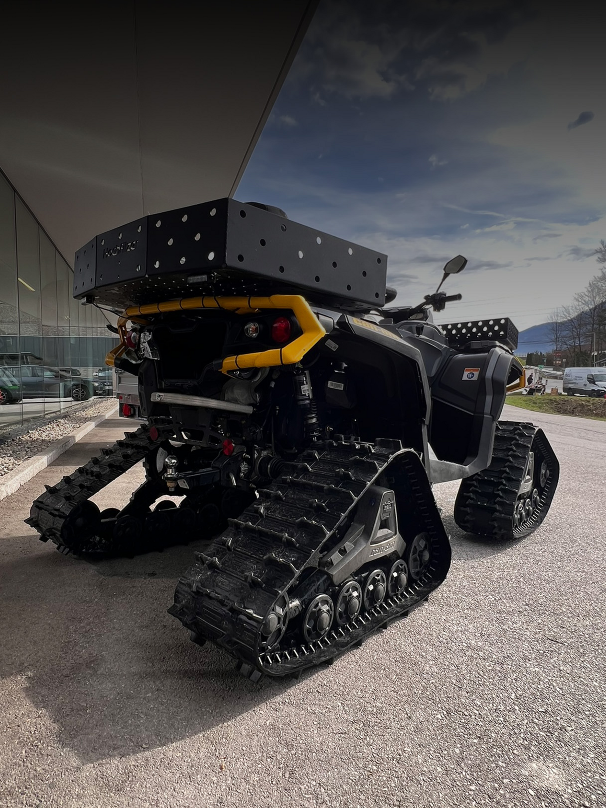 Can-Am Outlander mit Raupen.