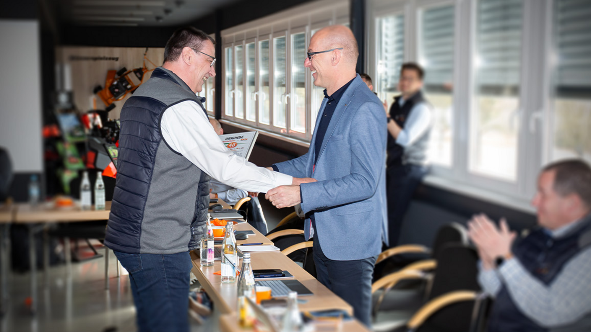 Jochen Schneider, Executive Vice President AriensCo EMEAA gratuliert Geschäftsführer der Hochfilzer GmbH & Co KG Ronald Hrnecek zu 40 Jahren Partnerschaft.