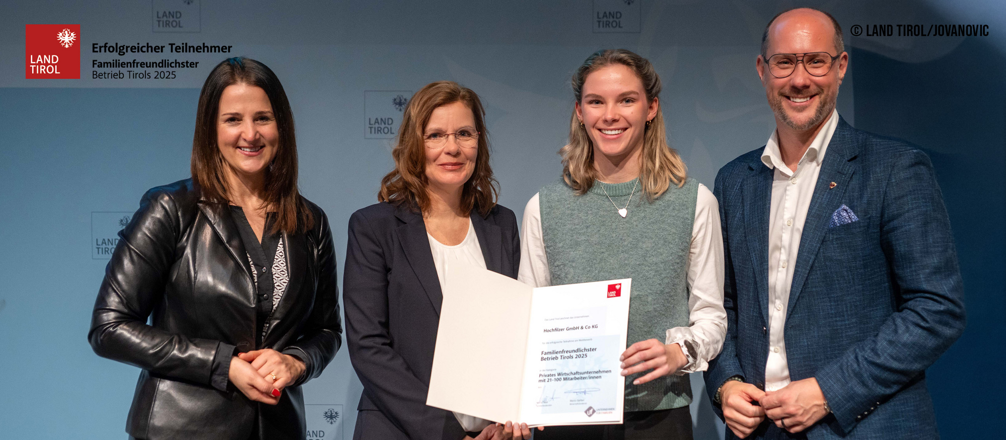 Familienlandesrätin Astrid Mair, Mag. Martina Hrnecek (Geschäftsleitung), Alina Hrnecek und Wirtschaftslandesrat Mario Gerber. (v.l.)