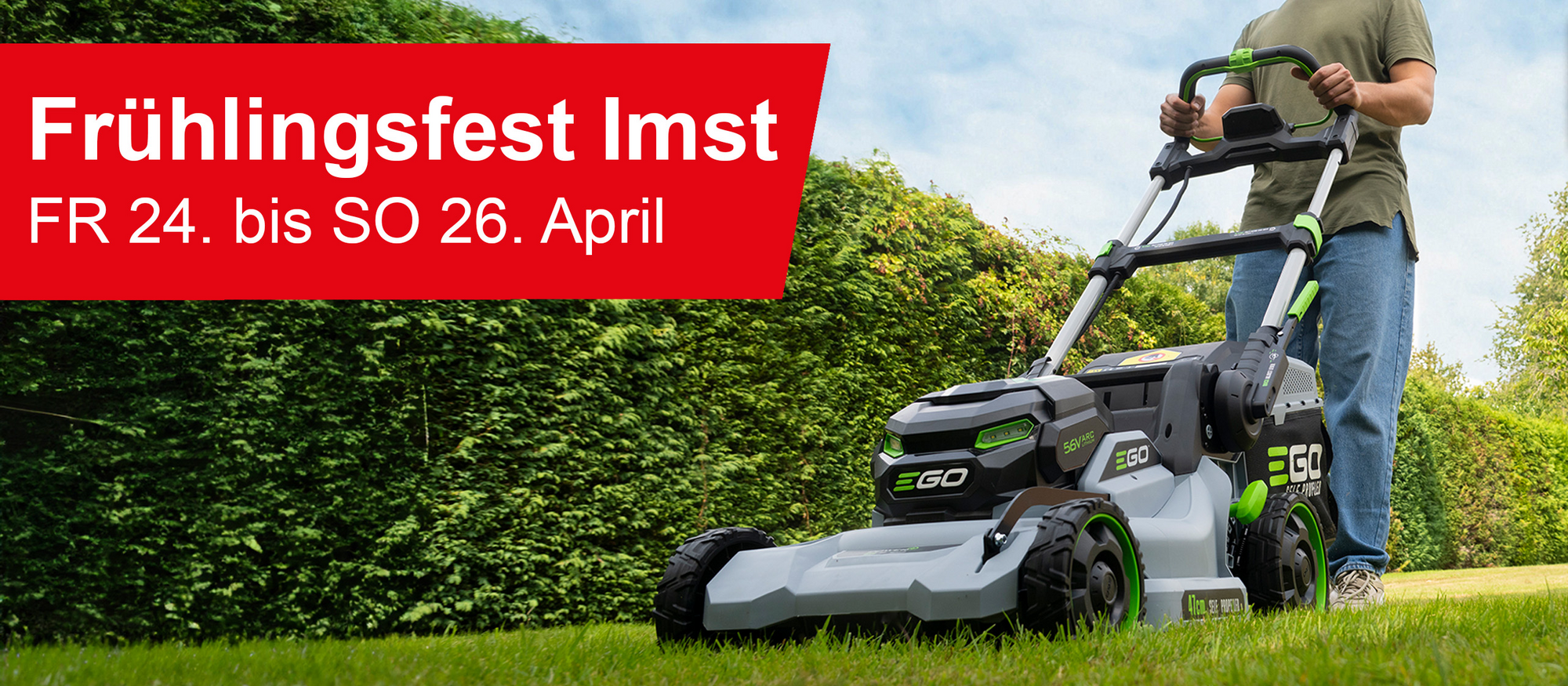 Der Frühling ist da! EGO Rasenmäher auf grüner Wiese