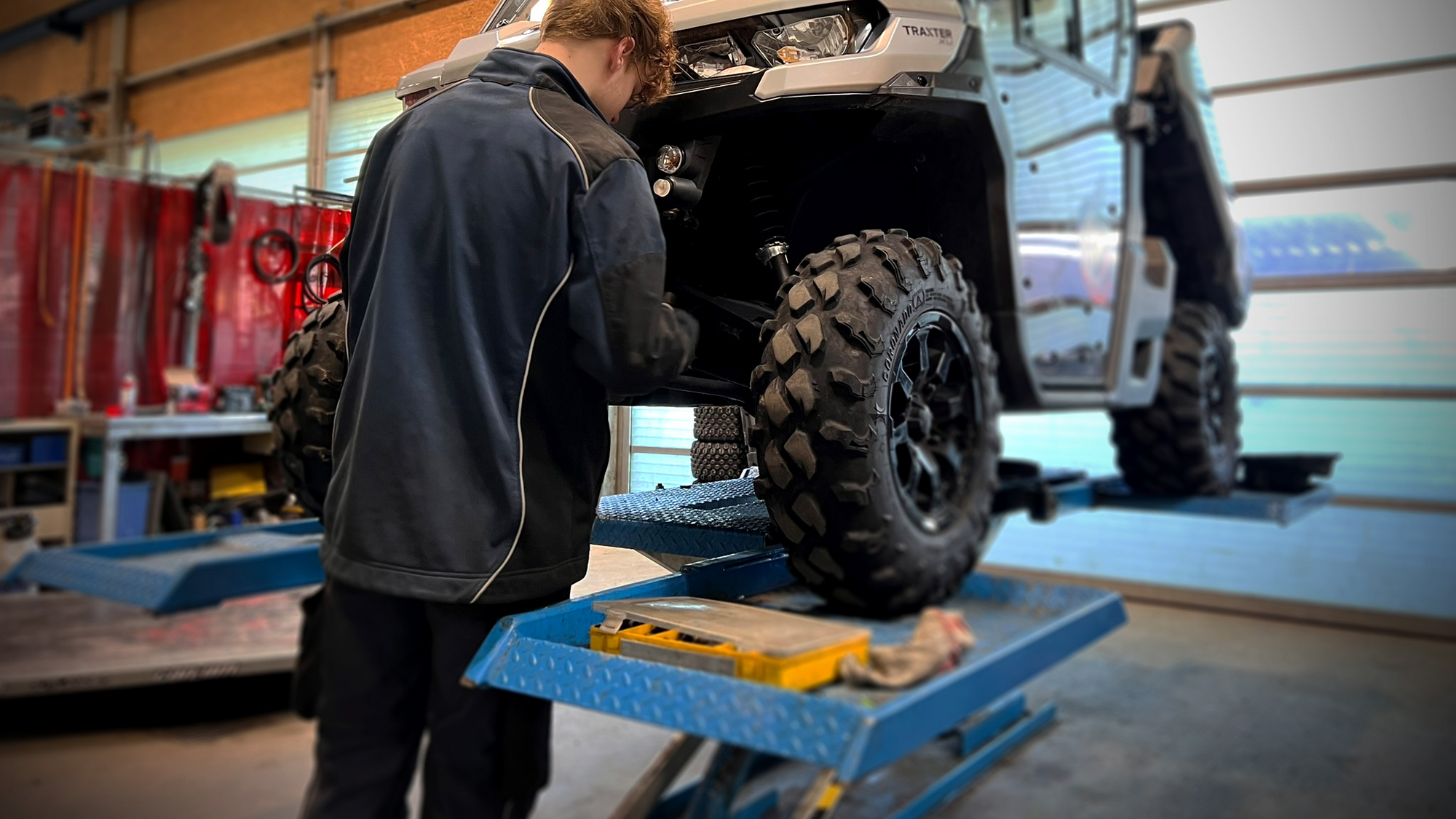 Mitarbeiter in der Werkstatt bei der Reparatur eines Geräts