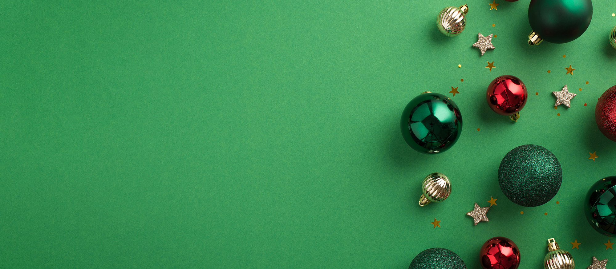 Christbaumkugeln auf grünem Hintergrund