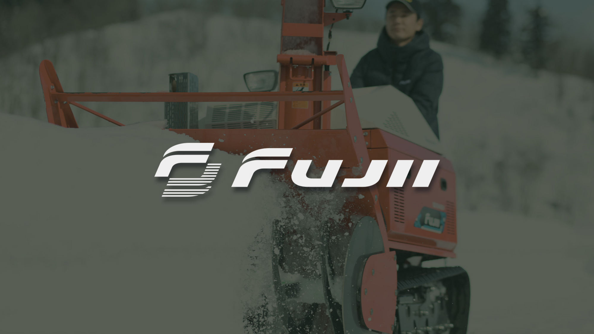 Fujii Logo mit Schneefräsen im Hintergrund.