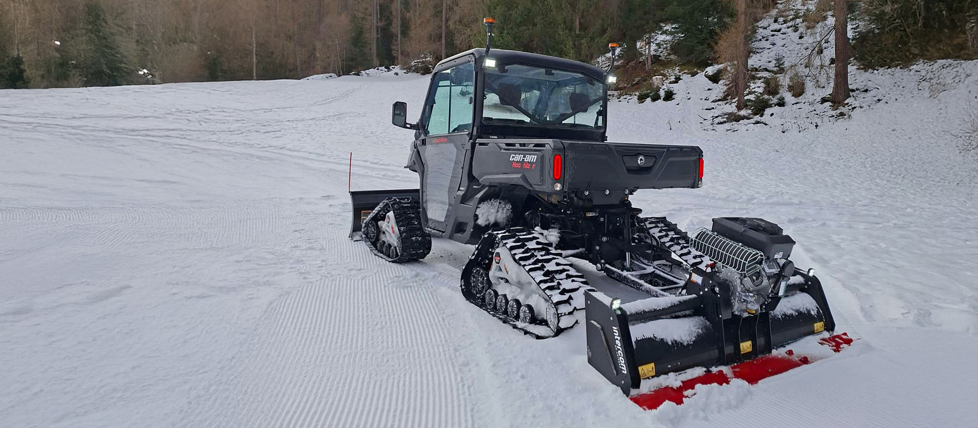 Der Trailmaster ® Can-Am SSV mit Trailmaster 180 Anbaugerät in winterlicher Landschaft