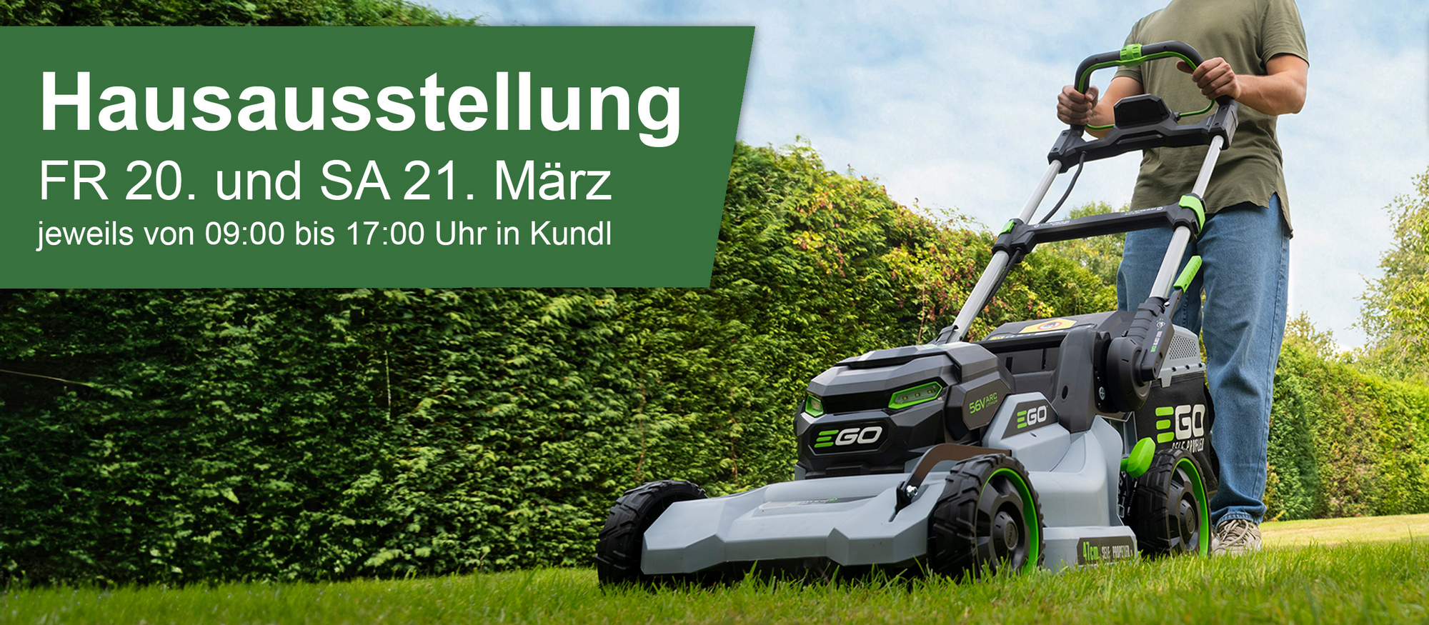 Pünktlich zum Start in den Frühling! Person schiebt EGO Rasenmäher über grünen Rasen.