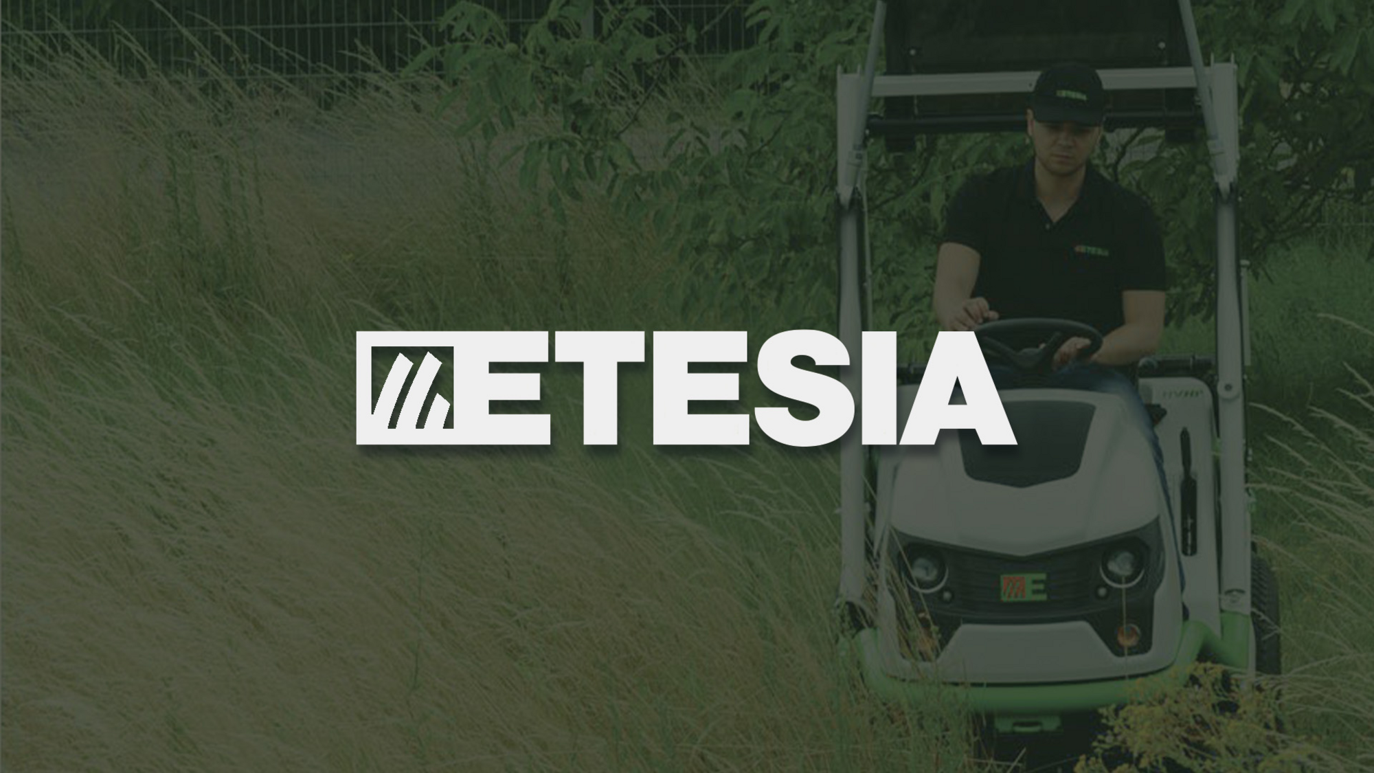 Etesia Logo mit Aufsitzmäher im Hintergrund.